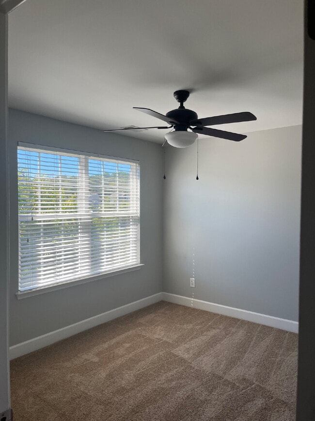 Building Photo - "Charming 2-Bed Townhouse Retreat with 2.5...