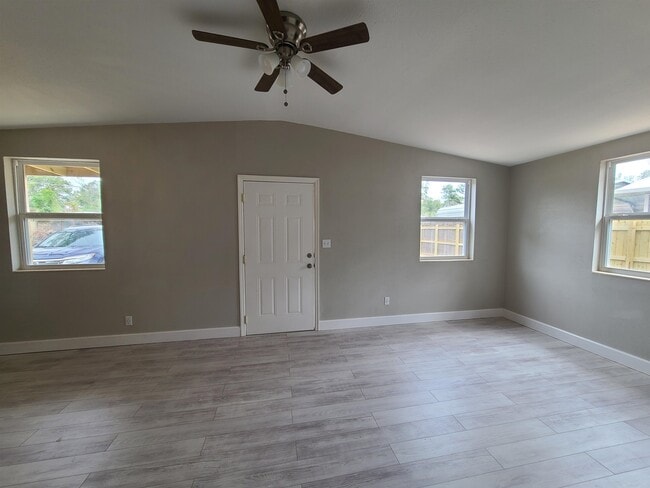 Building Photo - 703 W Veterans Dr