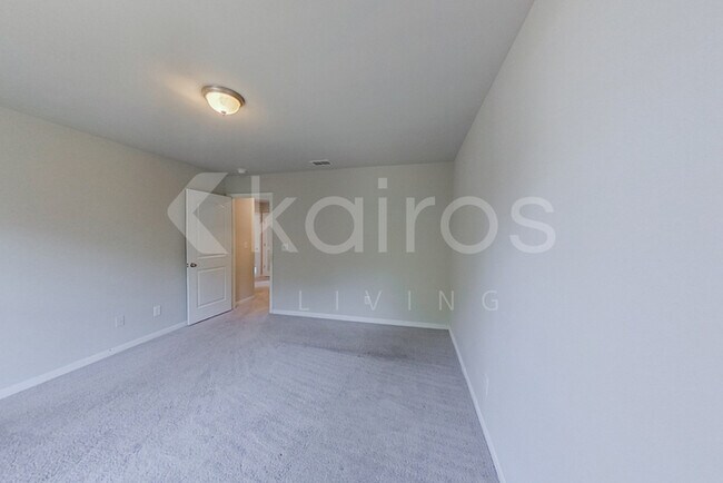 Building Photo - 248 York Ln