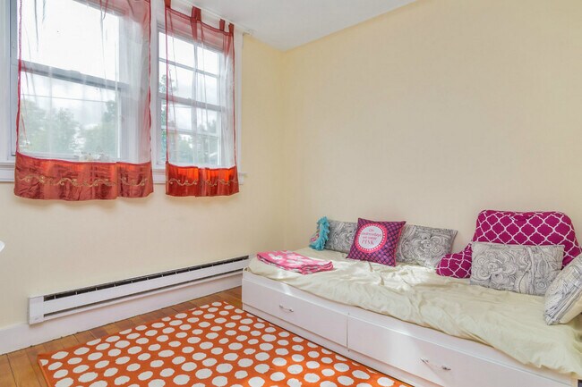 Building Photo - 48 Stelfox St