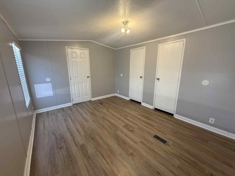 Building Photo - 1236 N Oaklane Rd