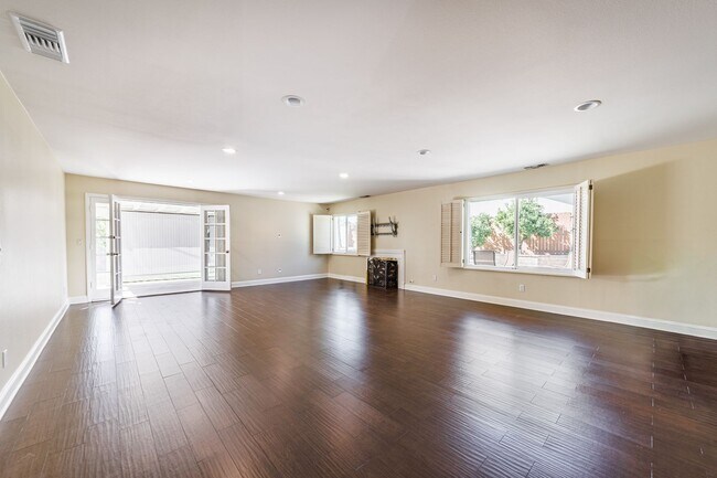 Building Photo - Beautifully Renovated 3-Bedroom Home in Pr...