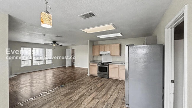 Building Photo - 4 Bed, 2.5 Bath Home with Garage / Pet-Friendly / Available Now!