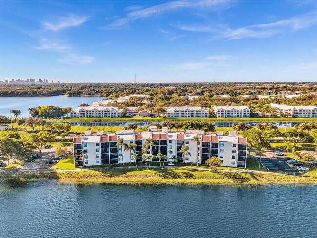 Building Photo - 118 Lake Emerald Dr
