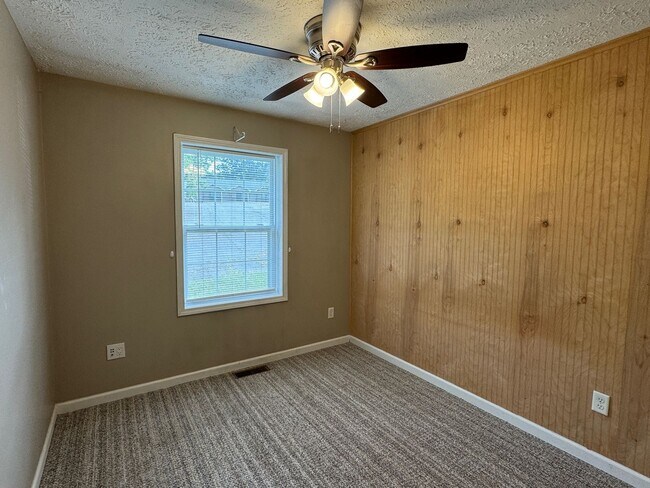 Building Photo - Candler - 2 Bedroom Available Now