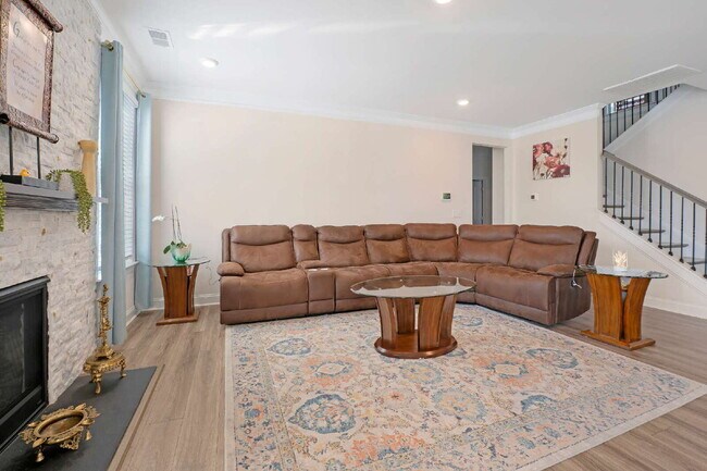 Building Photo - Beautiful Upscale Executive Home with Pool 4B/3Bth with 3,100 sqft