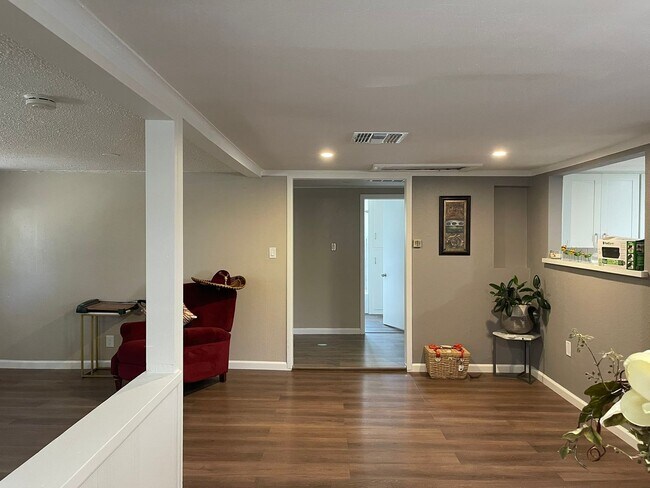 Building Photo - Newly Remodeled Home near Sac City College...