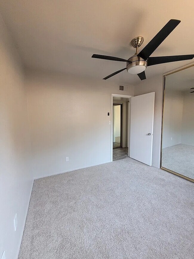 Building Photo - Stunning 4-bedroom home with pool