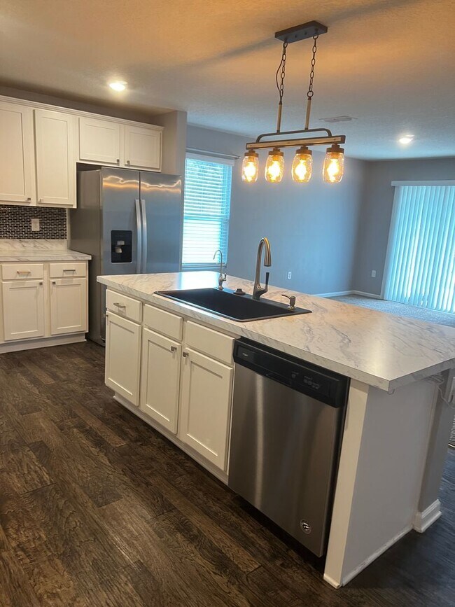 Building Photo - 4/2 centrally located!!