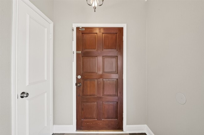 Building Photo - 12403 Meadow Ridge Dr