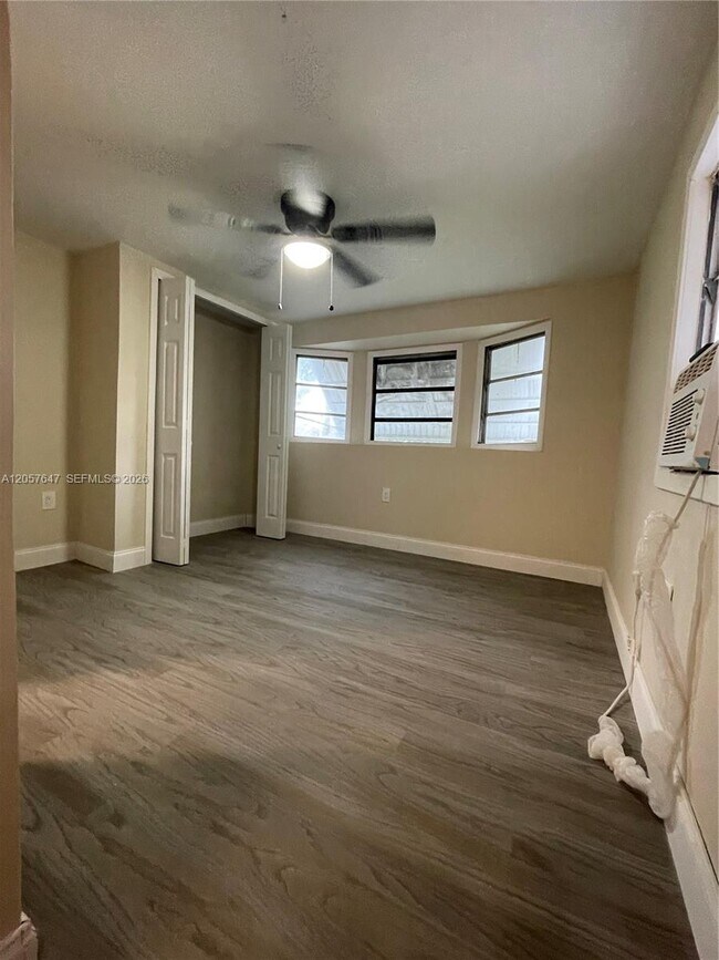 Building Photo - 10292 SW Sandalfoot Blvd