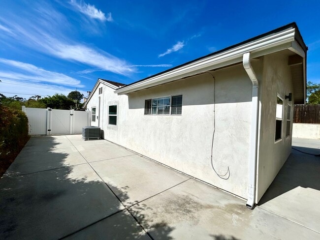 Building Photo - Beautifully remodeled 3 Bed, 2 Bath in the highly desirable neighborhood of Clairemont!!