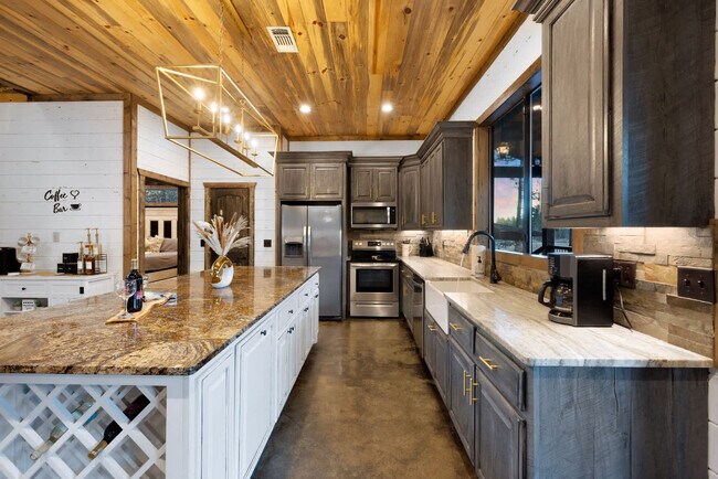 Building Photo - 222 Lost Creek Trl