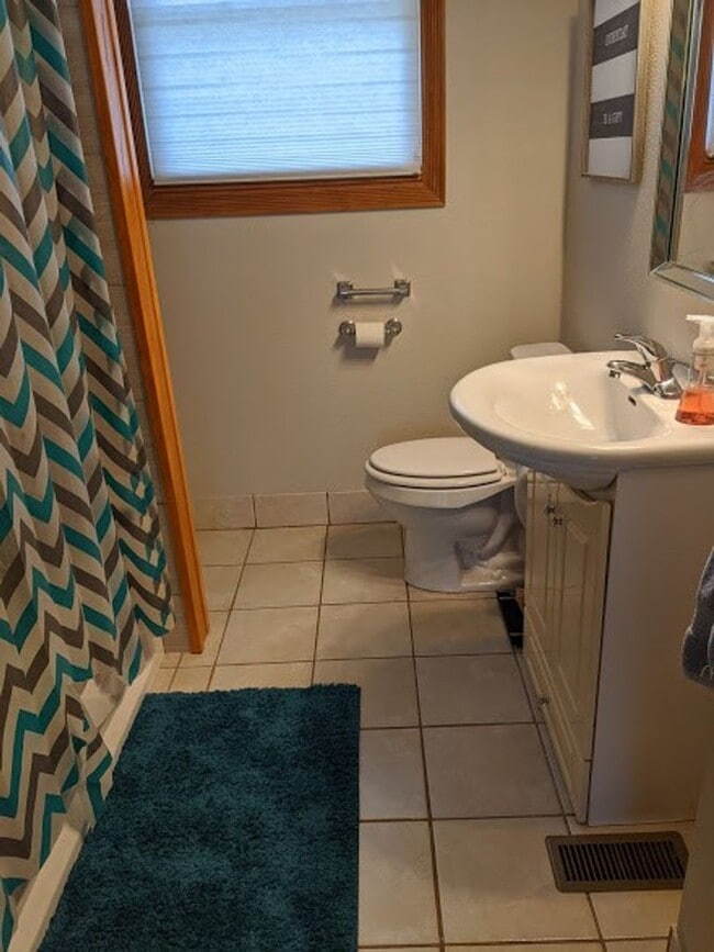 Building Photo - Spacious Single Family Home