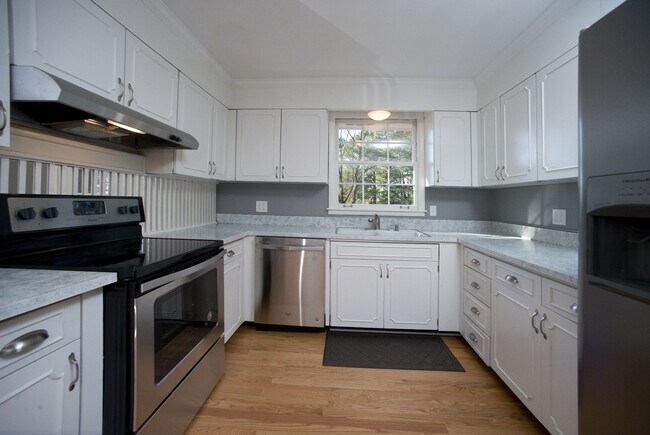 Building Photo - Beautiful Three Bedroom Home! AVAILABLE 8/...