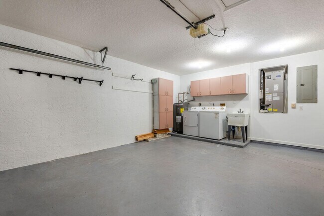 Building Photo - 1975 Oak Berry Cir