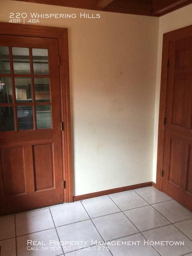 Building Photo - 220 Whispering Hill St