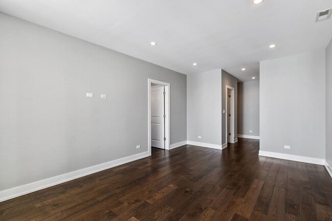 Building Photo - 6157 N Kenmore Ave