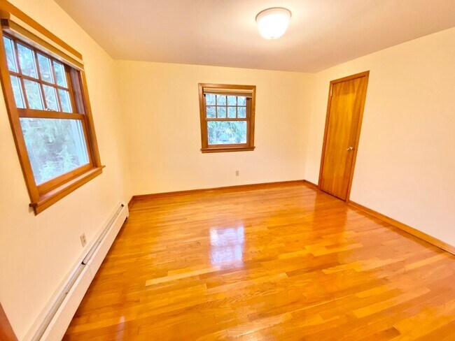 Building Photo - 4 Bedroom Home in Burlington VT Available ...