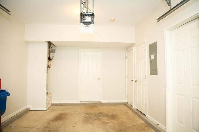 Building Photo - 851 Stratum Way SE