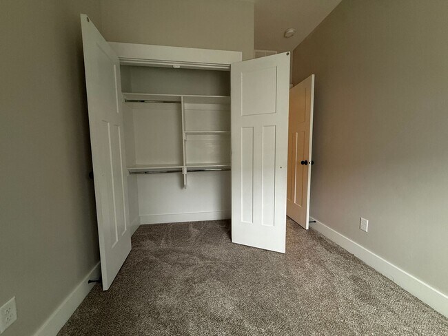 Building Photo - 690 S Saturn Ave