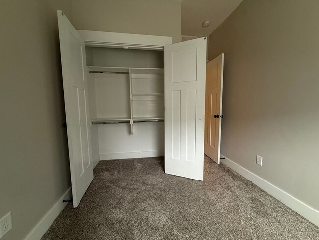 Building Photo - 694 S Saturn Ave