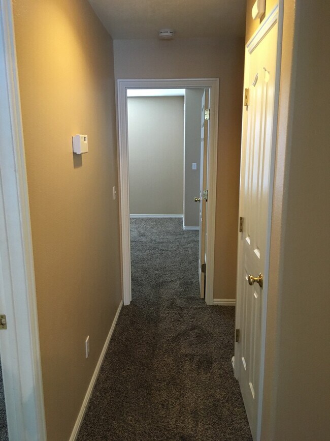 Building Photo - 3 bedroom 2 1/2 bath townhome
