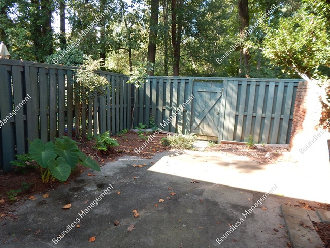 Building Photo - 3081 Colonial Way