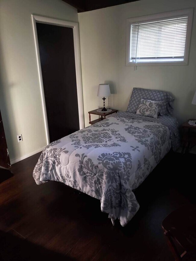 Building Photo - 10 Donenfeld Dr