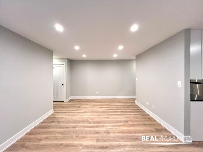 Building Photo - 1 bedroom in CHICAGO IL 60657