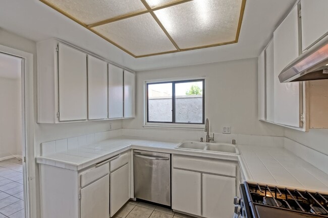 Building Photo - Bright & Airy, End-Unit 3BR2.5BA Townhouse w/ 2-Car Garage in Beautiful Gated Community w/ Pool &...