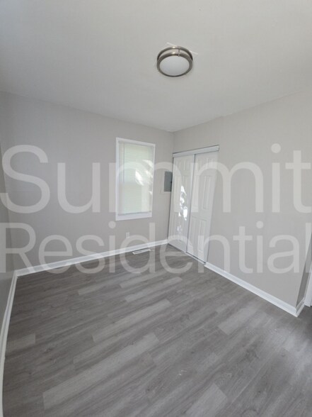 Building Photo - 5636 E 40th St