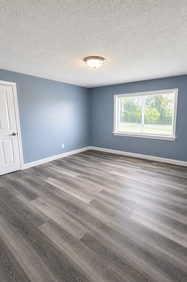 Building Photo - HALF OFF SECURITY DEPOSIT! Fully Renovated 4BR Home with Huge Yard & Off-Street Parking – Section...
