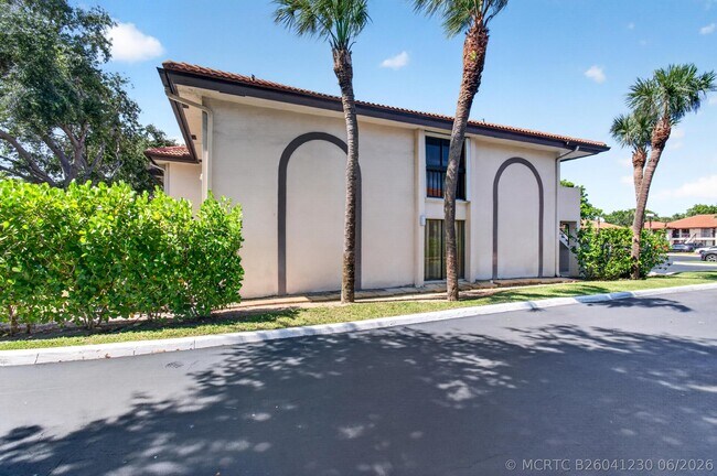 Building Photo - 351 Club Cir