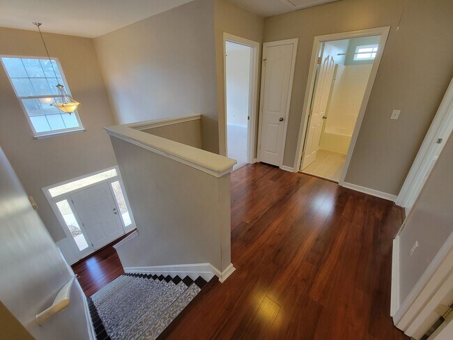 Building Photo - 4 Bedroom, 2.5 Bath Home Available in Hammett Grove Neighborhood