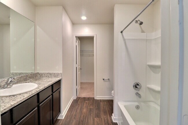 Building Photo - "Move-In Ready 3-Bed Home with Solar Panels, Washer, Dryer & Refrigerator!"