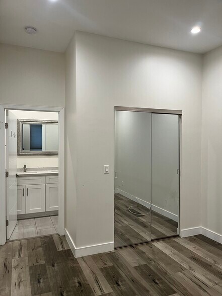 Building Photo - 3955 S Budlong Ave