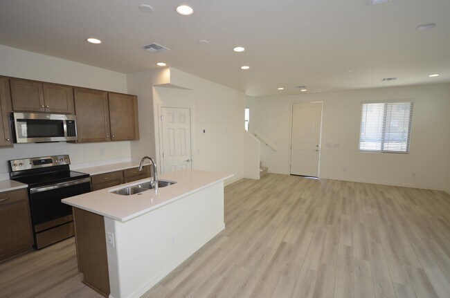 Building Photo - 1306 W Sparrow Dr