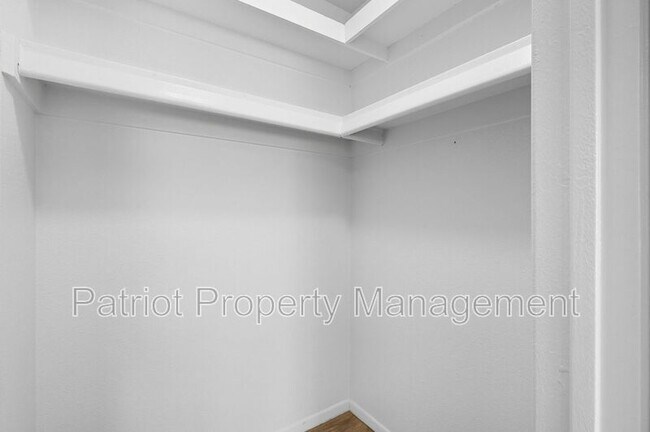 Building Photo - 815 W Westchester Ave