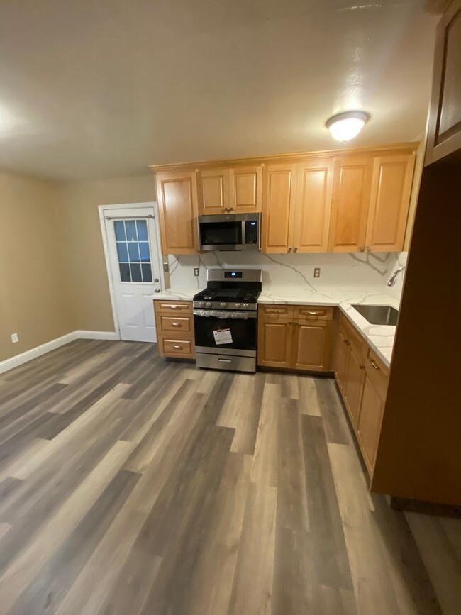 Building Photo - 3 bedroom home with newly remodeled kitchen!