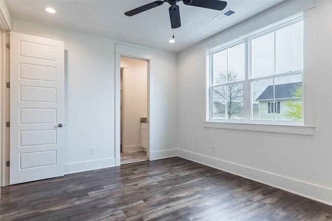 Building Photo - 414 Traditions Blvd