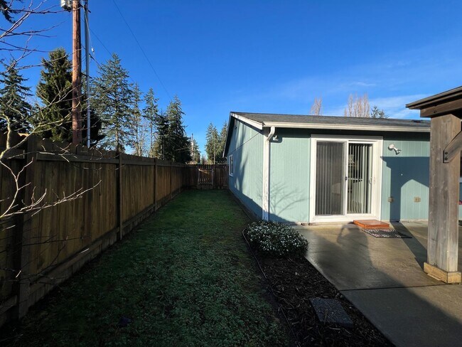 Building Photo - Price Drop!-Exceptional 2200 sq ft Three Bedroom 2 Bath Rambler in Fed Way - with A/C