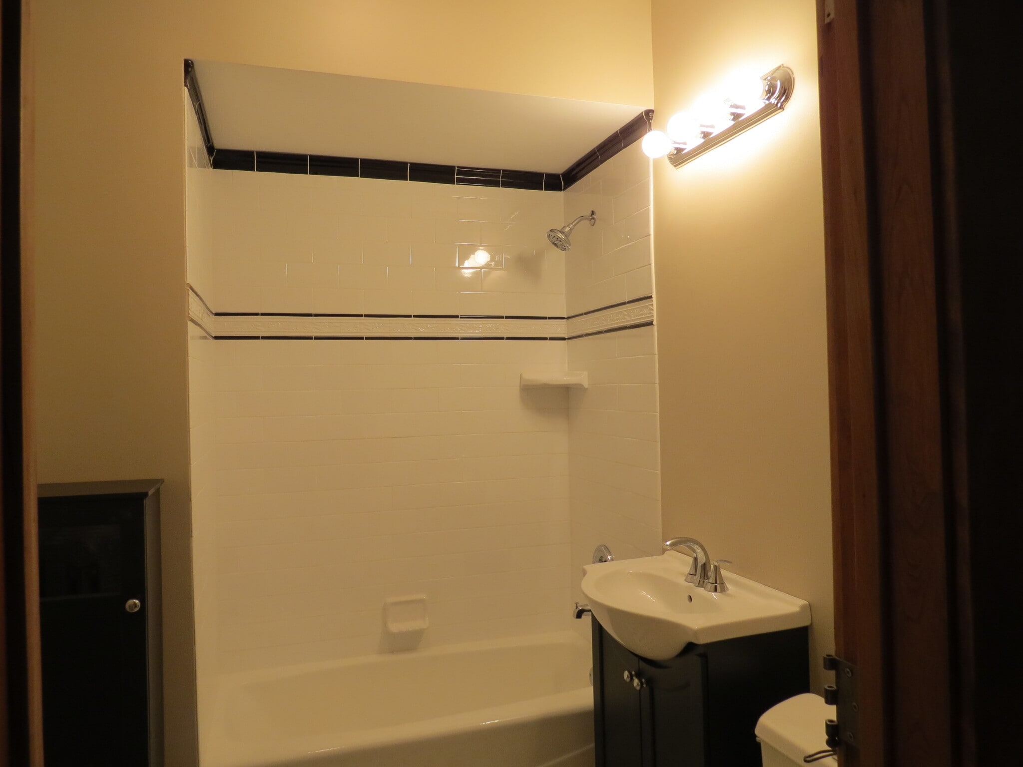 Full Bath - 514 Franklin W Ave