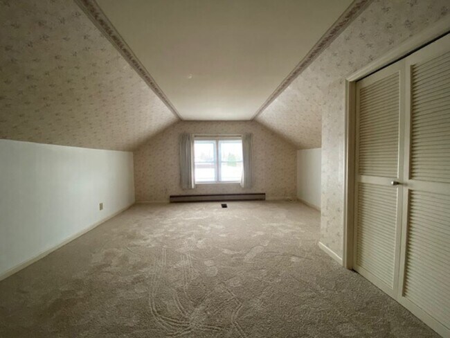 Building Photo - Welcome to this charming three-bedroom, tw...