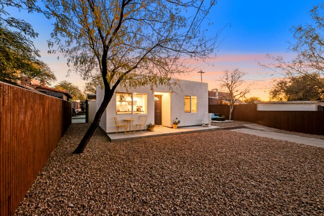 Building Photo - 1905 E 9th St