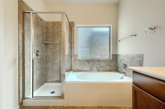 Building Photo - 10001 Pinnacle Crest Loop