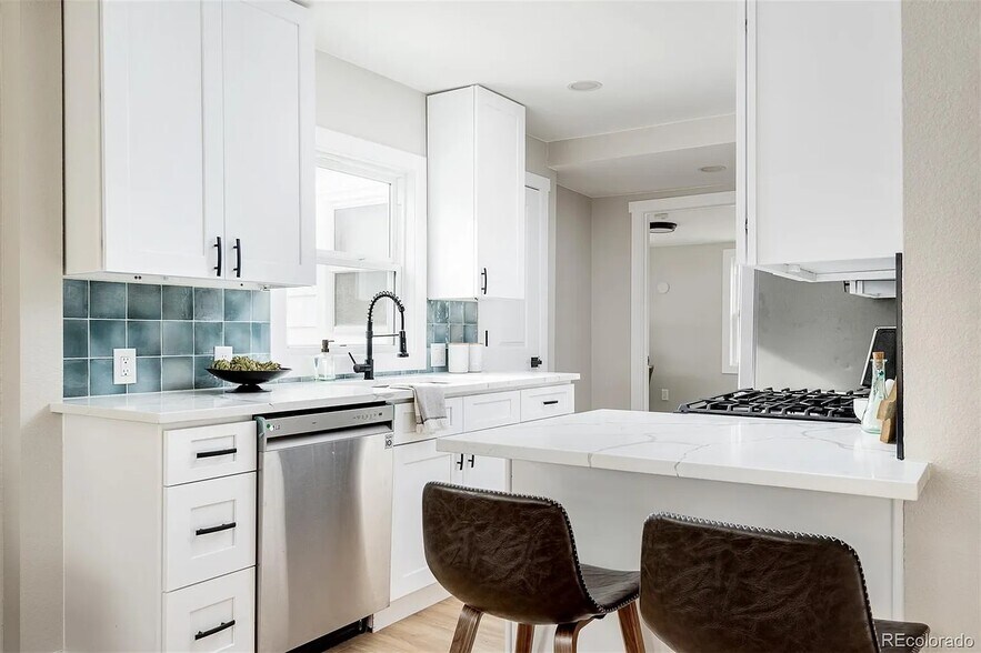 Building Photo - 645 Newton St