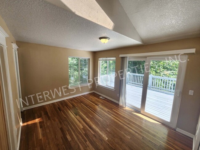 Building Photo - Large 3 Bed+ Bonus Room SW Pdx Home, Natur...
