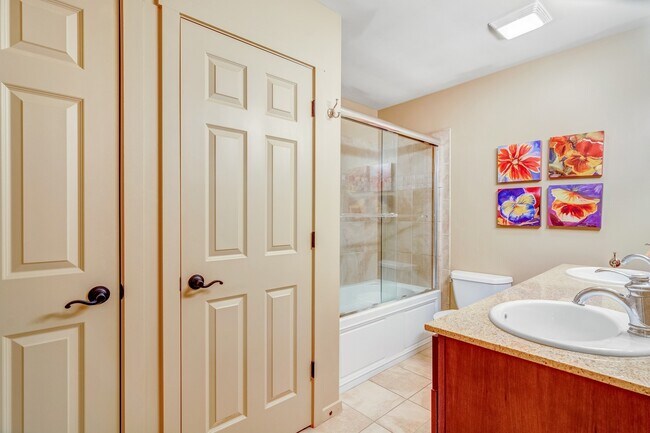 Building Photo - Beautifully Furnished One Bedroom Condo near Hospital Available Now!