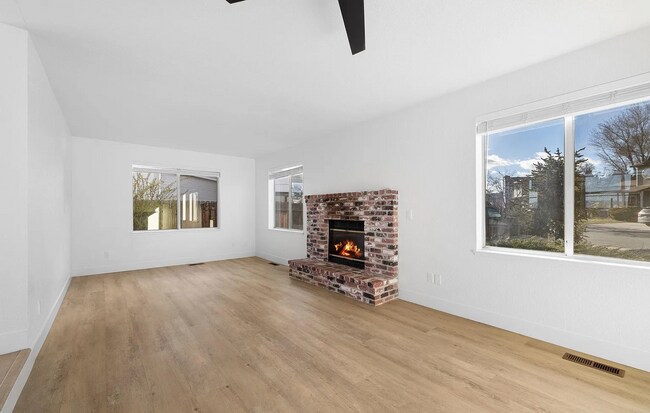 Building Photo - 3 Bed/2.5 Bath House w/ Yard Close to UNR